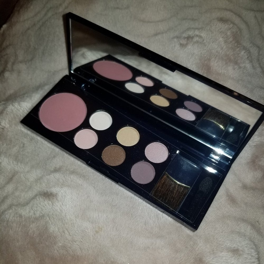NWOT Estee Lauder Signature Blush/EyeShadows palette